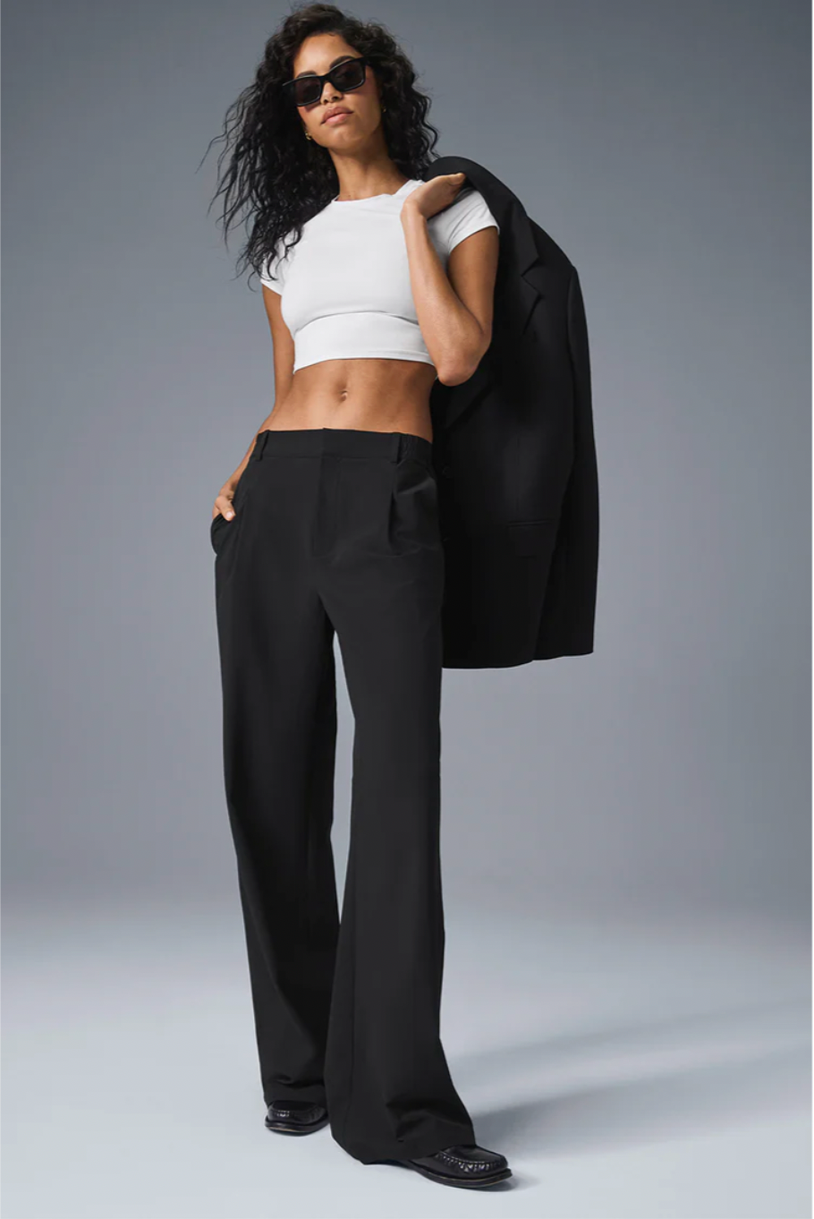 Set consisting of a top-class cropped blazer and long, high-waisted trousers.