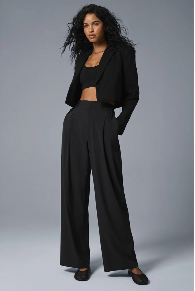 Set consisting of a top-class cropped blazer and long, high-waisted trousers.