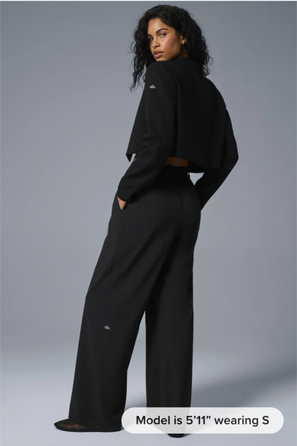 Set consisting of a top-class cropped blazer and long, high-waisted trousers.