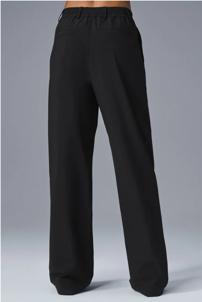 Set consisting of a top-class cropped blazer and long, high-waisted trousers.